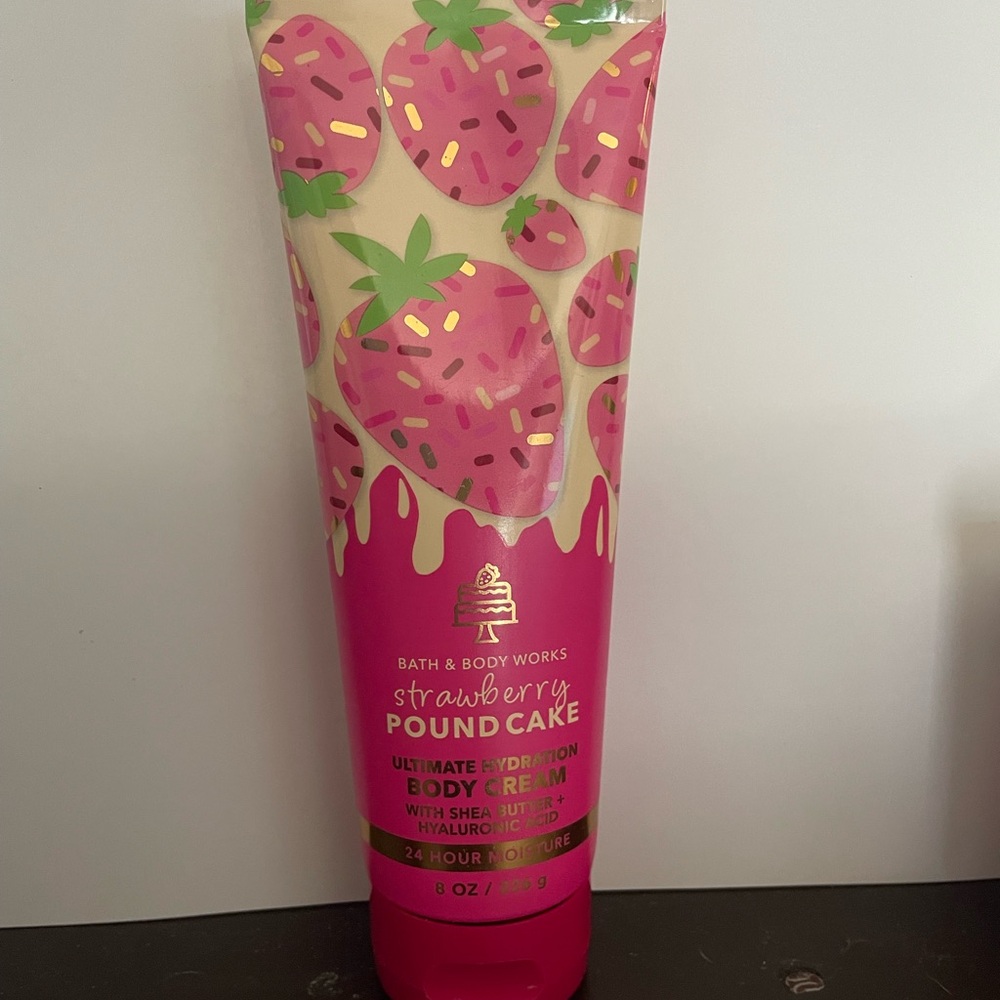 ⭐️New⭐️ Bath & Body Works Strawberry Pound Cake Ultimate Hydration Body Cream